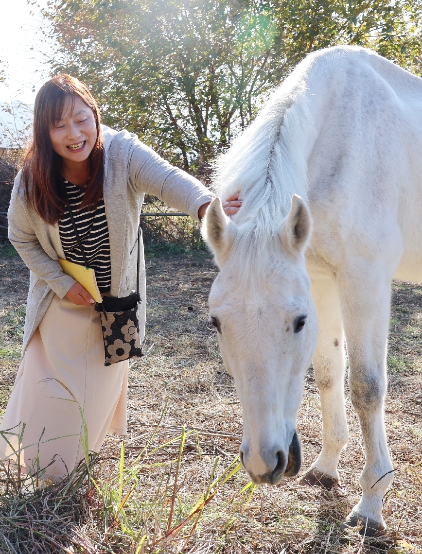 引退馬の「キョウワカイザー」を迎える村島みどりさん＝昨年１２月、大分市内