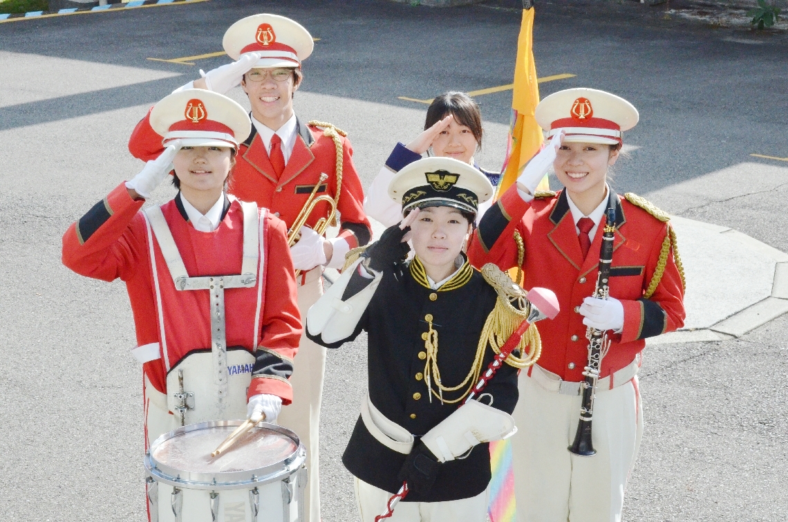 別府商業高時代から受け継いでいる別府翔青高のマーチングのユニホーム＝別府市の別府翔青高