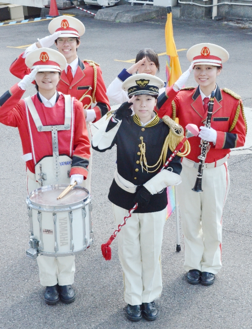 マーチングのユニホームを着た別府翔青高吹奏楽部の生徒