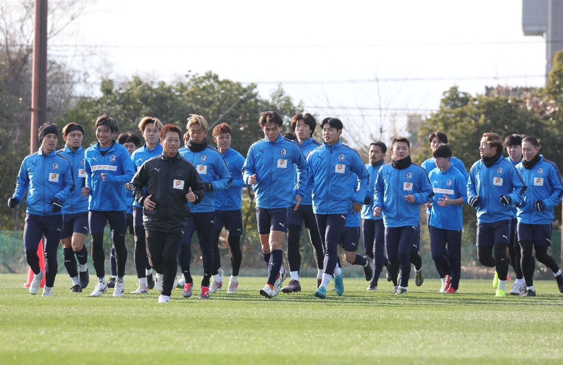ランニングをする選手たち＝県サッカー協会スポーツ公園