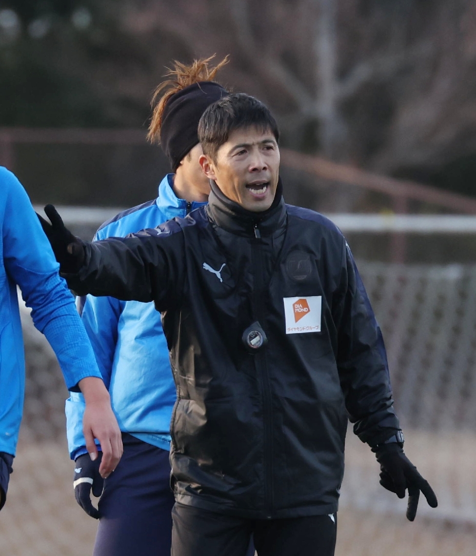 選手に指示を出す四方田修平新監督