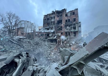 ２日、ロシア軍の空爆で破壊されたアパート＝ウクライナ東部ハルキウ州（ロイター＝共同）