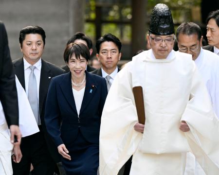 伊勢神宮内宮の参拝に向かう高市首相（左から２人目）＝５日午後、三重県伊勢市