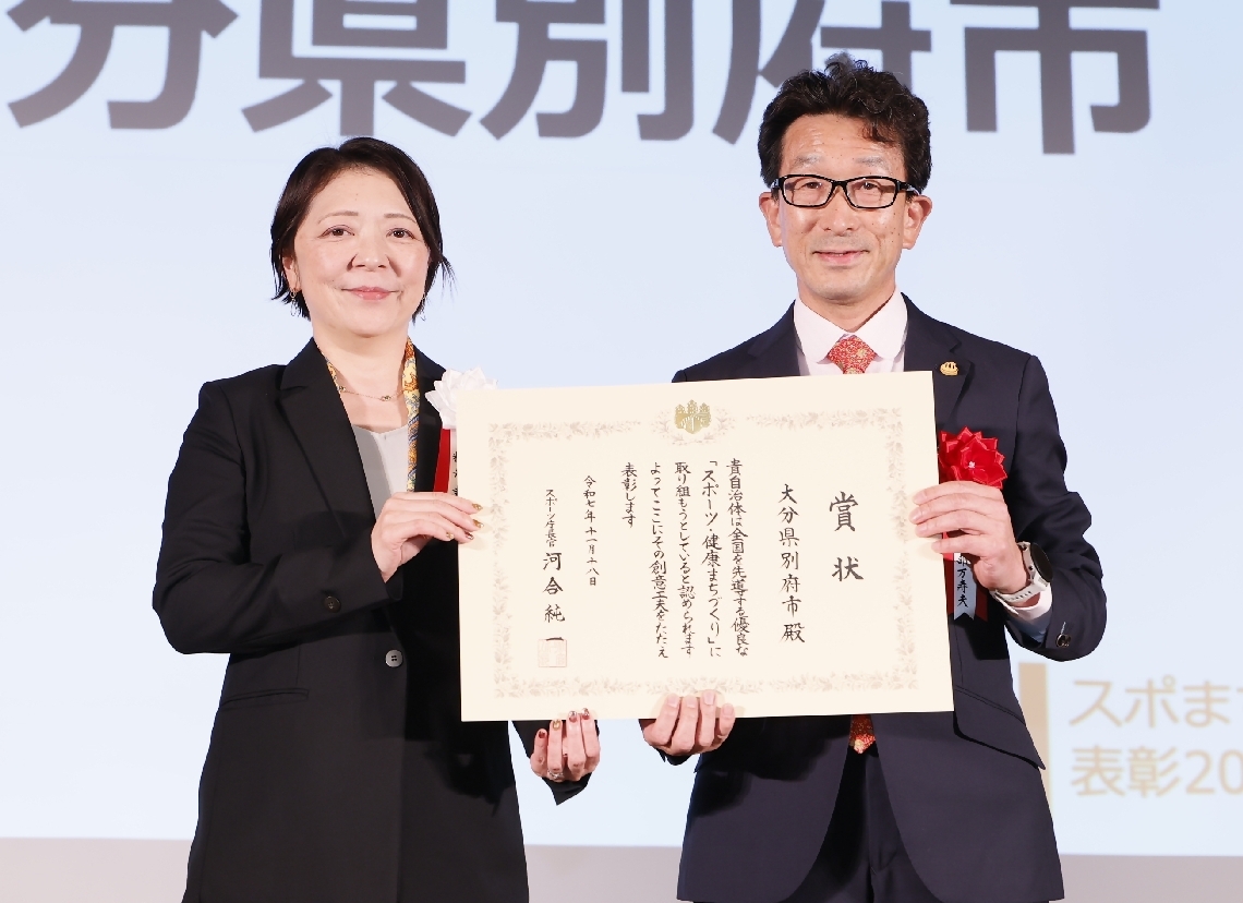 表彰状を受け取った阿部万寿夫副市長（右）＝東京都港区