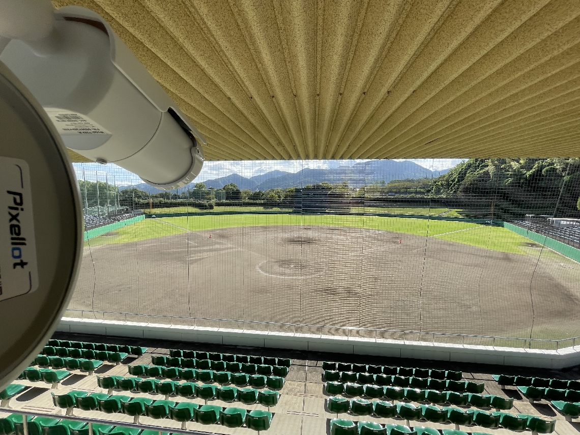 別府市民球場に取り付けられたＡＩ付きカメラ（ＮＴＴ西日本大分支店提供）