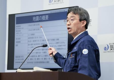 島根県東部で起きた地震について記者会見する気象庁の担当者＝６日午前、気象庁
