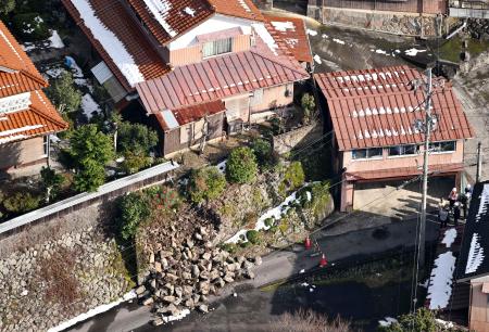 地震の影響で崩れ、道をふさいだ鳥取県伯耆町の石垣＝６日午後２時８分（共同通信社ヘリから）