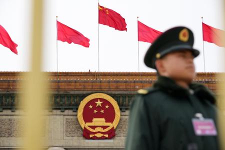 北京の人民大会堂に掲げられた中国国旗と国章＝２０２５年３月（共同）