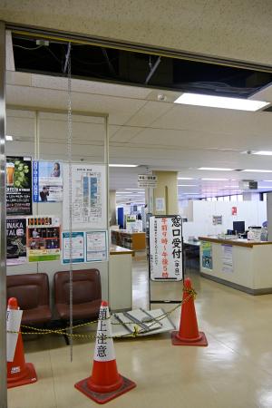 地震の影響で天井の一部が崩落した鳥取県米子市役所＝６日午後３時２２分