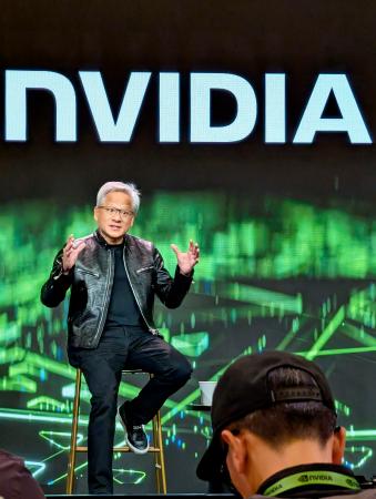 記者会見するエヌビディアのジェンスン・フアンＣＥＯ＝６日、米ラスベガス（共同）