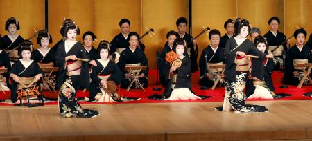 京都五花街の宮川町で開かれた「始業式」で披露された芸妓による舞＝７日午後、京都市東山区