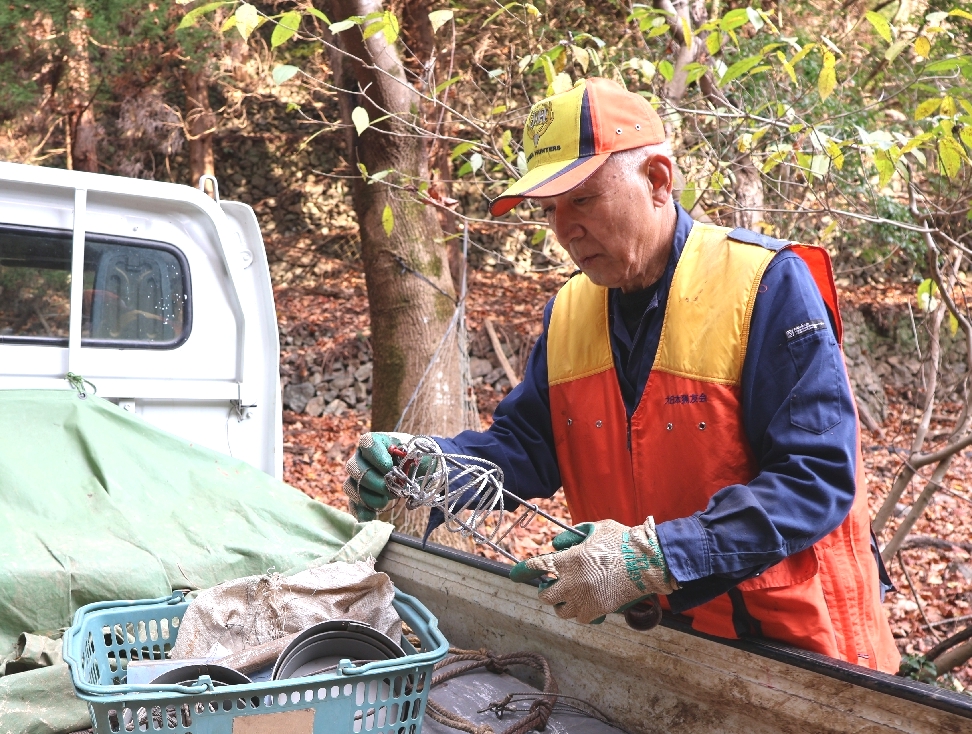 くくりわなの準備をする遠藤源治さん