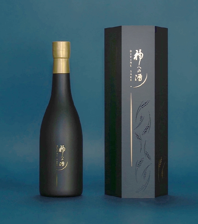 亀の井酒造が酒米から田んぼの土までこだわって造った日本酒「神への酒」