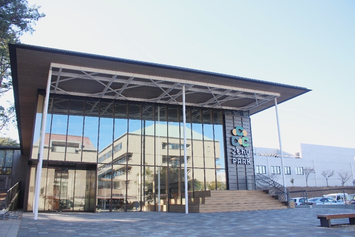 別府市役所西側に開館する新図書館等複合施設＝８日、別府市