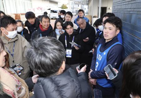 新人合同練習を終え、記者の質問に答えるＤｅＮＡドラフト１位の小田（右端）＝８日、神奈川県横須賀市