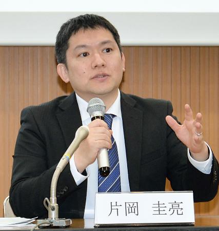 記者会見する国立がん研究センターの片岡圭亮・分子腫瘍学分野長＝８日午後、東京都中央区