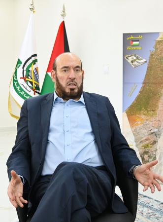 インタビューに応じるハマス幹部ムハンマド・ナザール氏＝７日、カタール・ドーハ（共同）