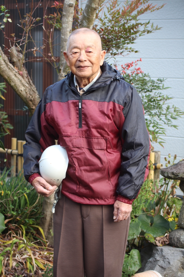 文化庁長官表彰を受けた、かやぶき師の三苫義久さん＝日田市竹田