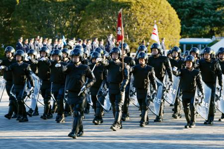 警視庁の「年頭部隊出動訓練」で行進する機動隊＝９日午前、東京都新宿区