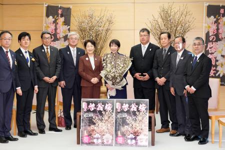 「啓翁桜」を贈られ、記念写真に納まる高市首相（中央右）ら。中央左は山形県の吉村美栄子知事、左から２人目は鈴木農相＝９日午前、首相官邸