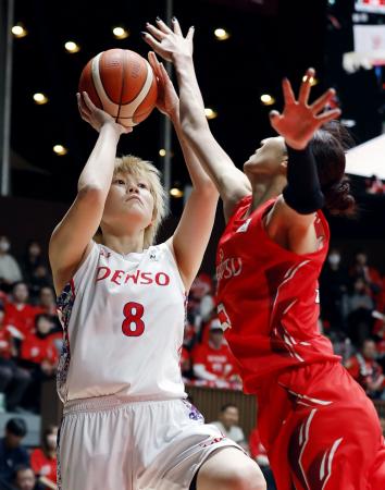デンソー―富士通　第４クオーター、シュートを放つデンソー・高田（８）＝代々木第二体育館