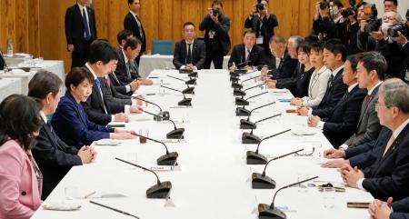 政府与党連絡会議で発言する高市首相（左から３人目）＝９日午後、首相官邸