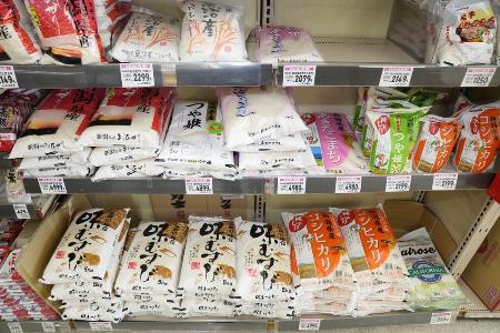 スーパーの店頭に並ぶコメ＝２５年１２月、埼玉県上尾市