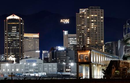 六甲山系堂徳山にある電飾文字「ＫＯＢＥ」の下に点灯した「１・１７」の文字＝９日夜、神戸市中央区