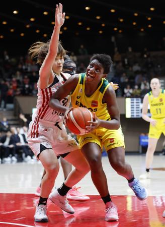 トヨタ自動車―ＥＮＥＯＳ　第２クオーター、攻め込むＥＮＥＯＳ・馬瓜（右）＝代々木第二体育館