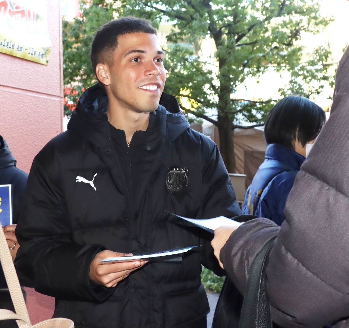 開幕戦のチラシを配る大分のベロン＝パークプレイス大分