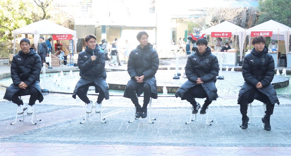 トークショーに臨む大分の四方田監督（左端）ら