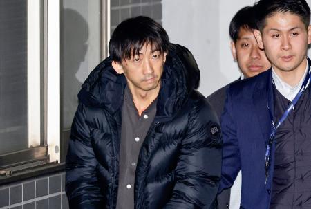 移送のため警視庁大森署を出る山中正裕容疑者（左）＝１０日午前０時３０分