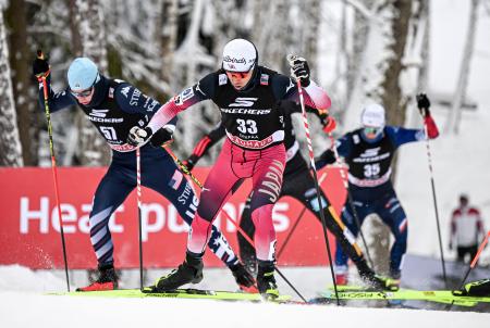 Ｗ杯複合男子個人第７戦の前半距離で力走する渡部暁斗（中央）。Ｗ杯通算出場数を２９５とし、歴代最多記録に並んだ＝オテパー（共同）