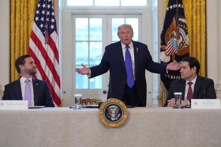 ９日、ワシントンのホワイトハウスで話すトランプ米大統領（中央）（ＡＰ＝共同）