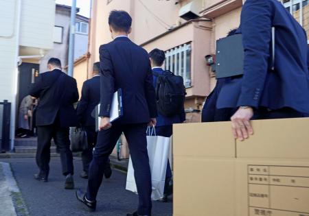 山中正裕容疑者の自宅へ家宅捜索に入る警視庁の捜査員ら＝１０日午前、東京都大田区