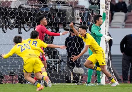 鹿島学園―流通経大柏　後半、決勝ゴールを決め駆け出す鹿島学園・ワーズィー（右手前）＝ＭＵＦＧ国立