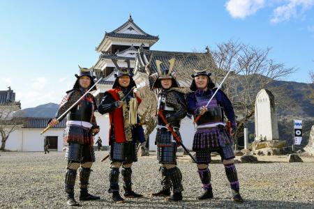 愛媛県大洲市の大洲城で城主体験をする２０歳の男性ら＝１０日午後