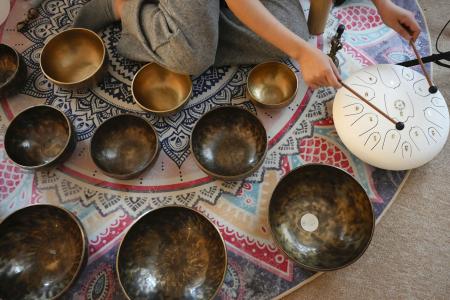 お香の香りが漂う北京のリラクセーション店で使われる楽器＝２０２５年１２月（共同）