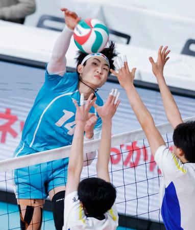 駿台学園―清風　第４セット、スパイクを放つ清風・西村＝東京体育館