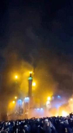 イラン・テヘランでデモ参加者が集まるモスクから上がる煙。９日に公開された（ソーシャルメディアの動画から、ロイター＝共同）