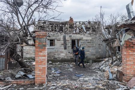 １０日、ロシアの攻撃で破壊された住宅を調べる住民ら＝ウクライナ・ドネツク州（ゲッティ＝共同）