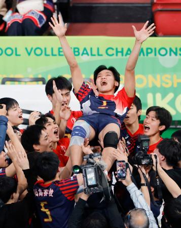 清風を破り優勝を果たし、チームメートに胴上げされる東山の主将・中西＝東京体育館
