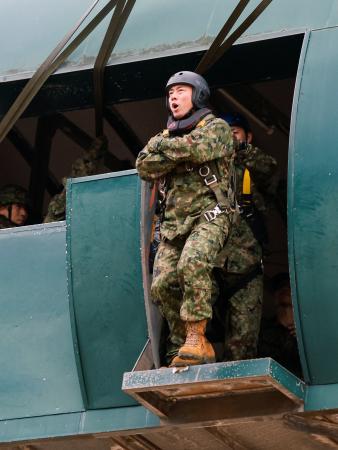 パラシュート降下の基本的な訓練を体験する小泉防衛相＝１１日、千葉県の陸上自衛隊習志野駐屯地（ロイター＝共同）