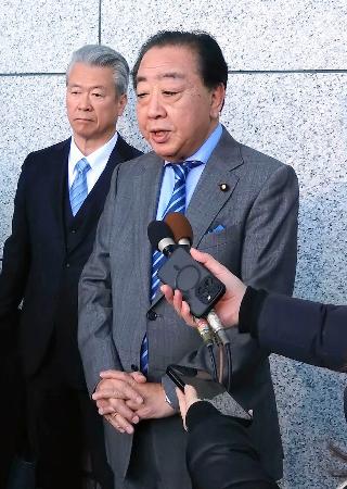 公明党の斉藤代表と会談後、記者団の取材に応じる立憲民主党の野田代表（手前）＝１２日午前、東京都内