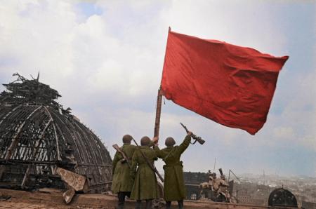 ソ連軍が占領したドイツ国会議事堂の屋根に掲げられた赤い旗＝１９４５年５月、ベルリン（タス＝共同）