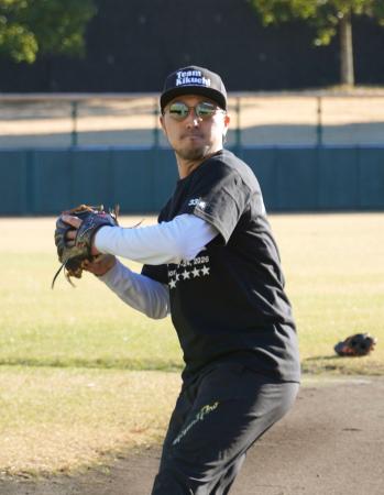 守備練習する広島・菊池＝静岡市