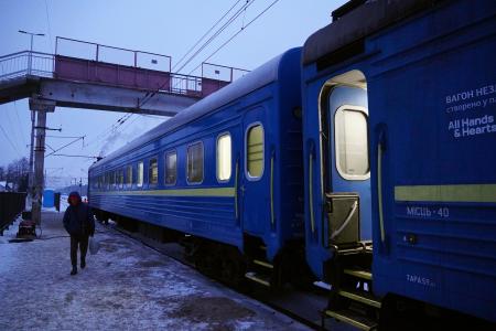 ウクライナ鉄道が市民に無料サービスを始めた、充電や飲食ができる「不屈の車両」＝１１日、キーウ近郊（共同）