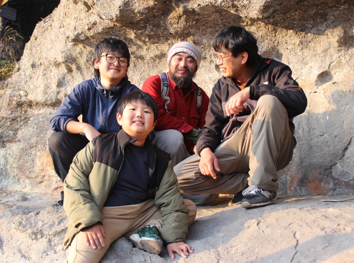 古羅漢探勝道を散策する利用者の子どもとスタッフ＝中津市本耶馬渓町の古羅漢