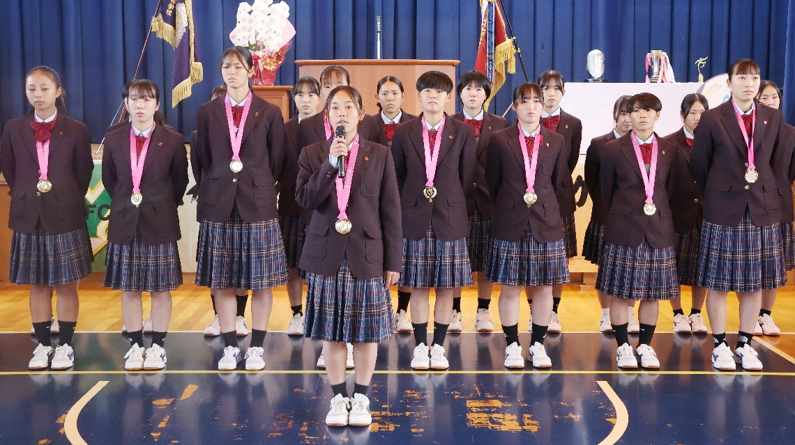 応援への感謝を述べる田淵聖那主将（手前）ら選手たち