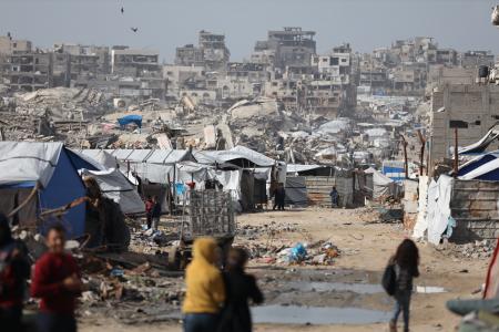 イスラエルの攻撃で破壊された街で生活するパレスチナの避難民ら＝１２日、ガザ北部ジャバリヤ（ゲッティ＝共同）